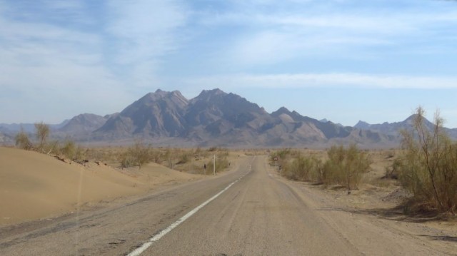 Zdj cia: Pustynia Dasht-e Kavir, Góry na pustyni, IRAN Zdj cia: Pustynia Dasht-e Kavir, Góry na pustyni, IRAN