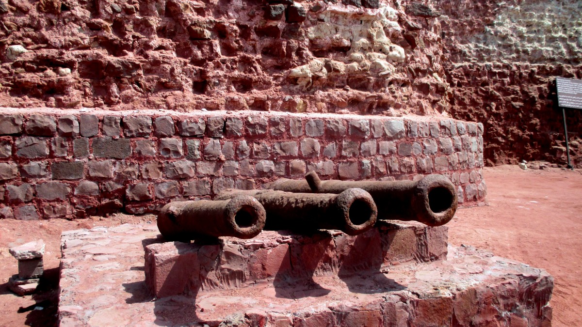 Zdjęcia: Portugalska twierdza, Wyspa Hormoz, Zardzewiała śmierć, IRAN Zdjęcia: Portugalska twierdza, Wyspa Hormoz, Zardzewiała śmierć, IRAN