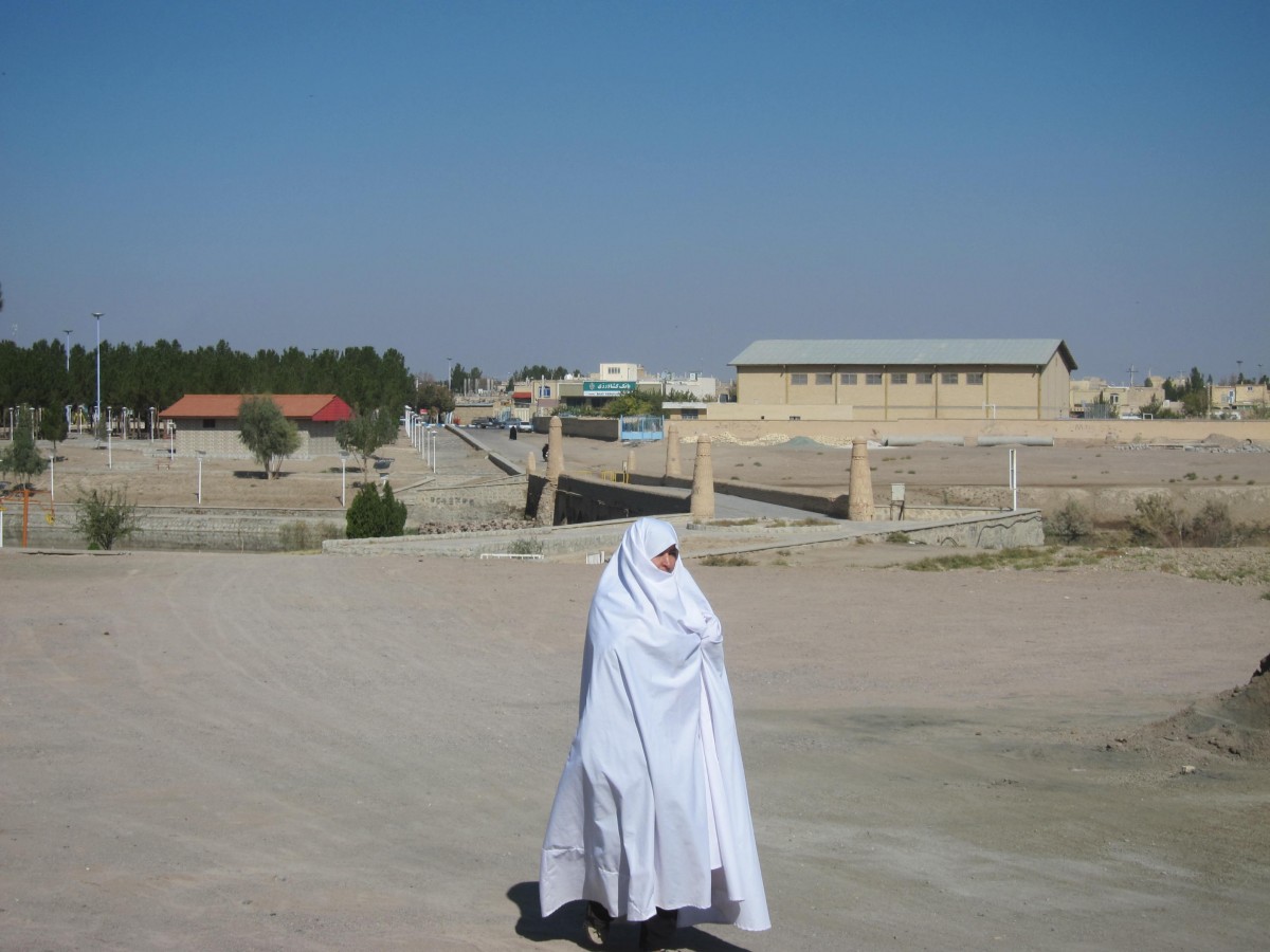 Zdjęcia: Varzaneh, Varzaneh, Kobieta w białym czadorze, IRAN Zdjęcia: Varzaneh, Varzaneh, Kobieta w białym czadorze, IRAN