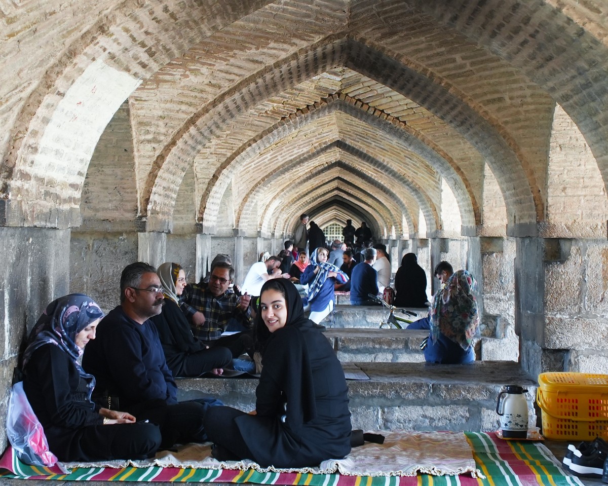 Zdjęcia: Isfahan, Oaza na Wyżynie Irańskiej, Piknik pod mostem Khayu, IRAN Zdjęcia: Isfahan, Oaza na Wyżynie Irańskiej, Piknik pod mostem Khayu, IRAN