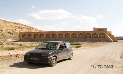 Zdjęcie IRAN / brak / Shurjestan / Cinquecento na tle starego fortu