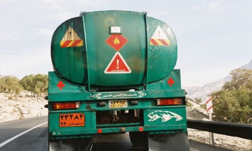 Zdjecie IRAN / brak / gory kolo miejscowosci Shiraz / dziurawa cysterna z benzyna