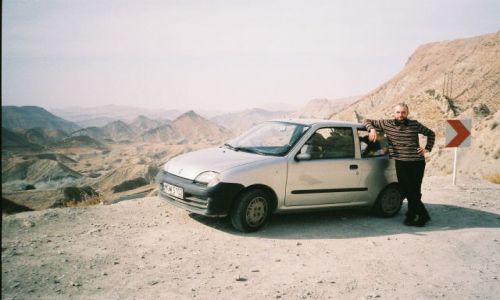 Zdjcie IRAN / brak / Okolice Shirazu / Maly samochod i duze gory