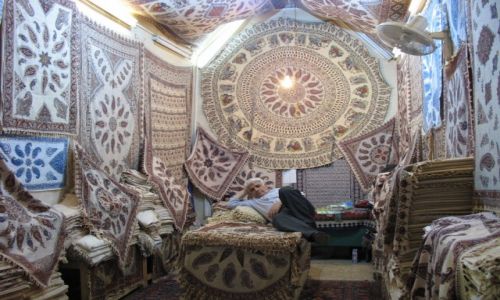 Zdj�cie IRAN / - / Bazar w Esfahanie / Ci wspaniali m�czy�ni: Sprzedawca dywan�w