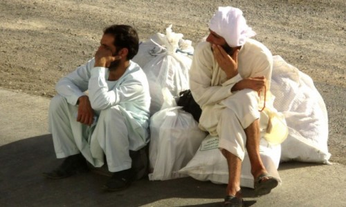 Zdj�cie IRAN / Na po�udnie od Teheranu / Pobocze szosy / Przyjedzie, czy nie?