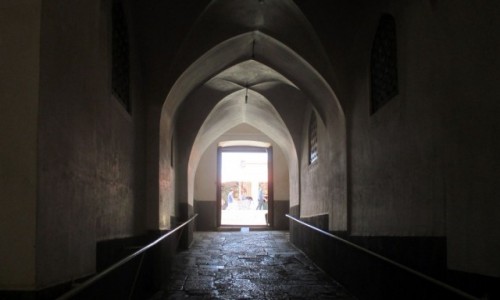 Zdjęcie IRAN / Kerman / Przejście do Meczetu Piątkowego / W stronę światła