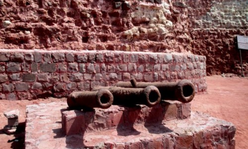 Zdjcie IRAN / Wyspa Hormoz / Portugalska twierdza / Zardzewiaa mier