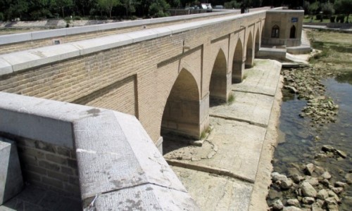 Zdj�cie IRAN / Esfahan / Zabytkowy Most Chubi / Wody tyle, co kot nap�aka�