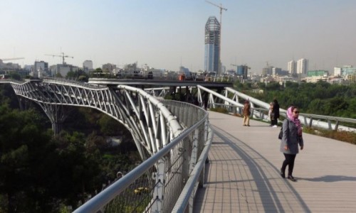 Zdjecie IRAN / - / Teheran / Most Tabiat i  widok na Teheran pnocny