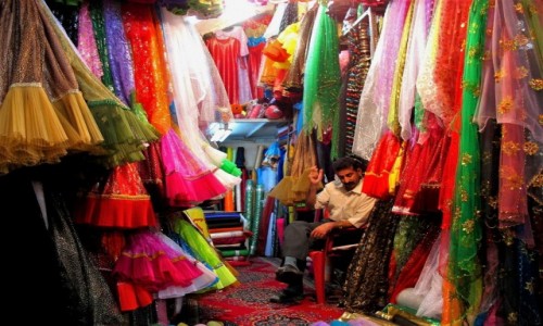 Zdjecie IRAN / Jedno z iraskich miast / Bazar / Iraski sklep z tkaninami i sukienkami
