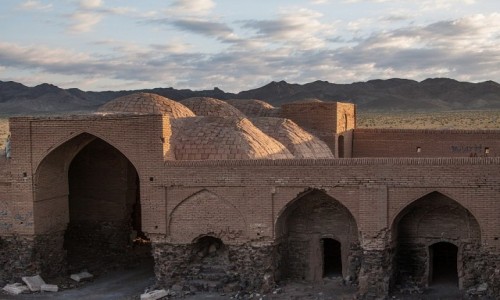 Zdjcie IRAN / okrg Isfahan / okolice Verzaneh / Ruiny starego karawanseraju...