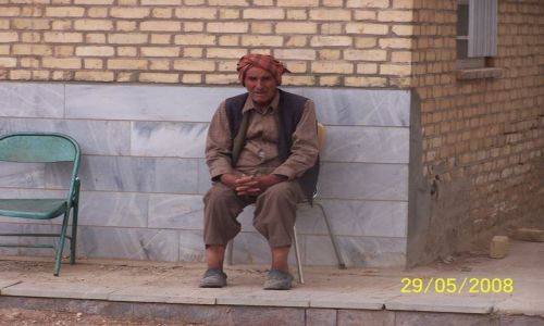 Zdjecie IRAN / YAZD / CMENTARZ ZOROASTRIAN / ZOROASTRIANIN