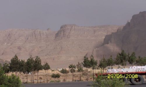 Zdjecie IRAN / PRZY DRODZE DO YAZDU / POSTOJ / GORY-IRAN