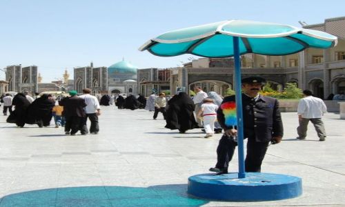 Zdjęcie IRAN / Mashad / Mashad / Strażnik z puszystą bronią