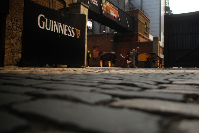 Zdjęcia: Starówka , Dublin , konie stoja, ida ludzie , IRLANDIA Zdjęcia: Starówka , Dublin , konie stoja, ida ludzie , IRLANDIA