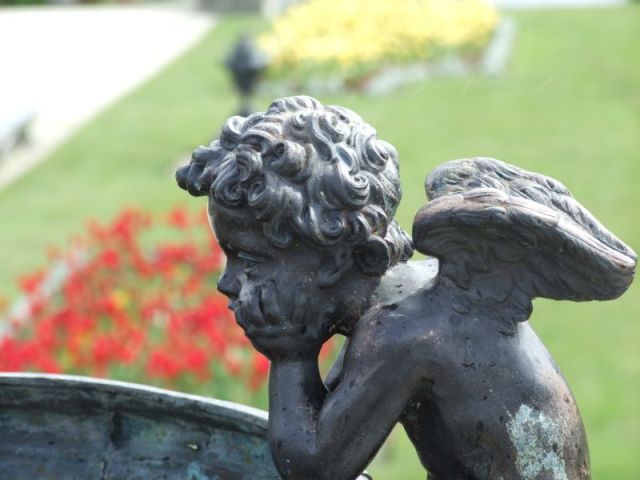 Zdjęcia: Ogród Powerscourt, Co. Wiklow, smutny aniołek, IRLANDIA Zdjęcia: Ogród Powerscourt, Co. Wiklow, smutny aniołek, IRLANDIA