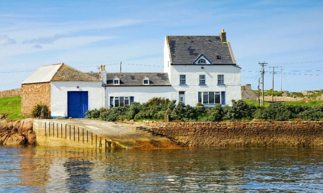Zdjęcia: Okolice wyspy Aran, Domek z garażem na amfibie, IRLANDIA Zdjęcia: Okolice wyspy Aran, Domek z garażem na amfibie, IRLANDIA