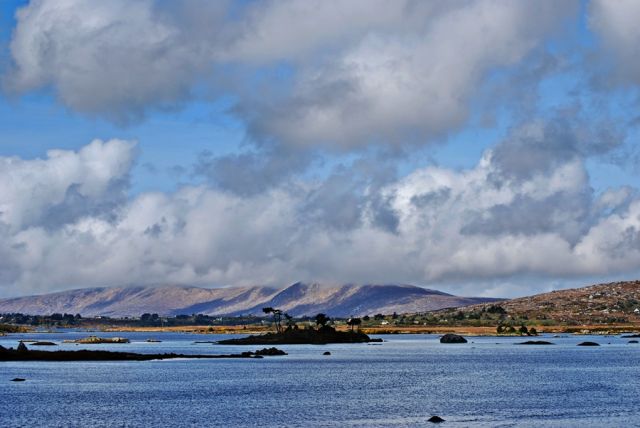 Zdjęcia: Park Narodowy Connemara , co Galway, Wysepka na jeziorze , IRLANDIA Zdjęcia: Park Narodowy Connemara , co Galway, Wysepka na jeziorze , IRLANDIA