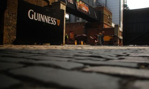 Zdjęcie IRLANDIA / Dublin  / Starówka  / konie stoja, ida ludzie