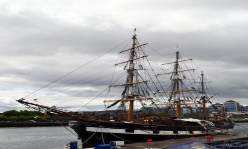 Zdjecie IRLANDIA / - / Dublin na rzece Liffey / aglowiec 