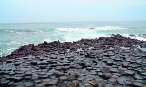 Zdjecie IRLANDIA / Pnocne wybrzee / Wybrzee Causeway-Grobla Olbrzyma / Krciutko na wysp w. Patryka