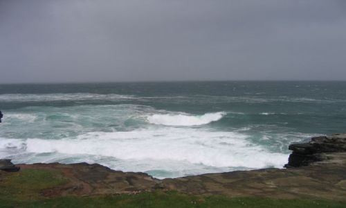 Zdjcie IRLANDIA / Clifffs of Moher / Okolice Doelin / Wzburzony ocean w okolicach Doelin