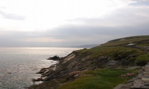 Zdjęcie IRLANDIA / - / Dingle. / Stromy brzeg.