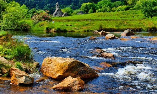 Zdjcie IRLANDIA / Hrabstwo Wicklow / Klasztor w. Kewina / Klasztor w. Kewina - widok od strony rzeki