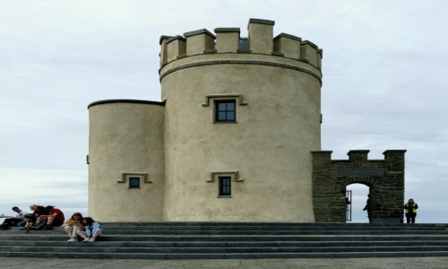 Zdjcie IRLANDIA / Hrabstwo Clare / Klify Moheru / Moher Tower, czyli wiea O’Brien