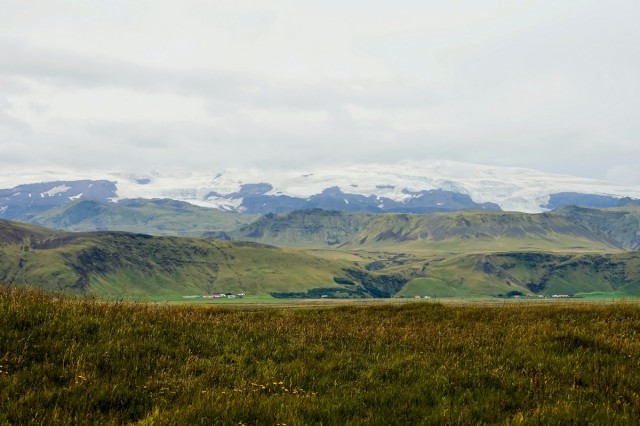 Zdj cia: Okolice Reynisfjara , Islandia Południowa, Zielone wzgórza i białe lodowce , ISLANDIA Zdj cia: Okolice Reynisfjara , Islandia Południowa, Zielone wzgórza i białe lodowce , ISLANDIA