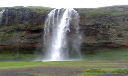 Zdjecie ISLANDIA / Poudniowa Islandia / Seljalandsfoss / Niesamowity wodospad, ktrego oblicze mona ujrze 