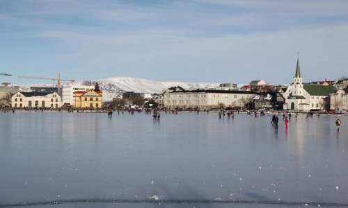 Zdjecie ISLANDIA / Reykjavik / Jezioro Tjornin / Lodowisko z widokiem
