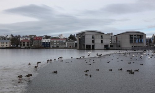 Zdjcie ISLANDIA / Reykjavik / Jezioro Tjornin  / Urzd Miejski, z prawej