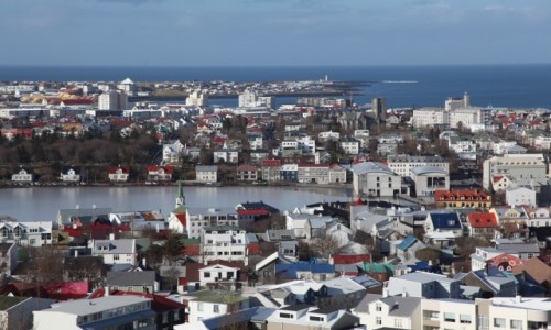 Zdjcie ISLANDIA / Reykjavik / Katedra luteraska Hallgrimskirkja  / Widok na jezioro Tjornin 