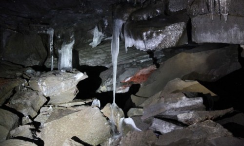 Zdjęcie ISLANDIA / Góry Błękitne / Jaskinia Leidarendi / Lodowe sople na fragmentach lawy
