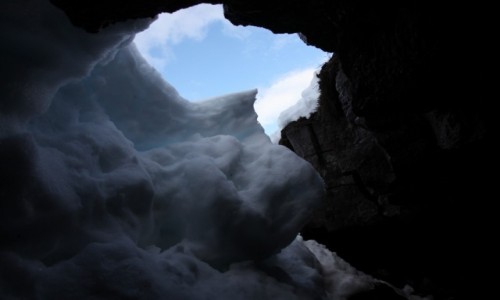 Zdjęcie ISLANDIA / Góry Błękitne / Jaskinia Leidarendi / Śnieg, lawa i błękitne niebo