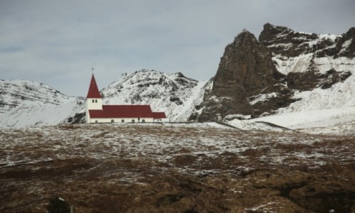 Zdjcie ISLANDIA / Poudniowe wybrzee / Vik / Koci na wzgrzu