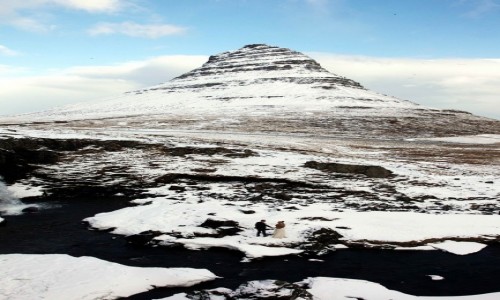 Zdjecie ISLANDIA / Pwysep Snæfellsnes / Grundarfjordur / Moda para przy Kirkjufellsfoss na tle gry Kirkjufell