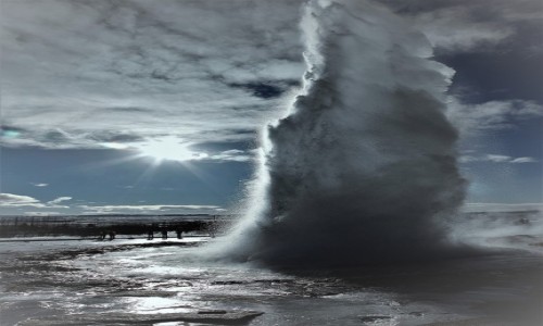 Zdjcie ISLANDIA / Geysir / Strokkur  / W promieniach soca