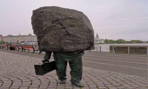 Zdjecie ISLANDIA / Reykjavik / Stare miasto / Pomnik urzdnika przytoczonego odpowiedzialnoci i iloci obowizkw