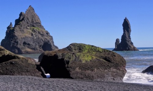 Zdjcie ISLANDIA / okolice Vik / Plaa Kirkjufjara  / Trolle zaklte w skay