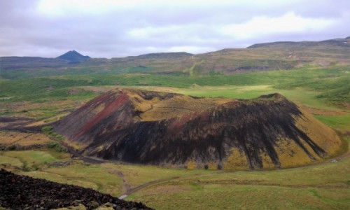 Zdjcie ISLANDIA / okolice Myvatn / mniejszy krater Grabrok / Kolory krateru Grabrok ciesz oczy