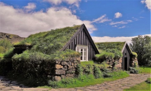 Zdjęcie ISLANDIA / Fiordy wschodnie / niezamieszkala osada domków torfowych / Domki torfowe