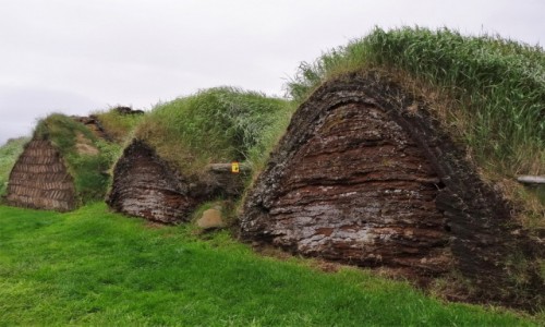 Zdjęcie ISLANDIA / Fiordy wschodnie / osada dmomków torfowych / Konstrukcja domków torfowych widoczna od tyłu