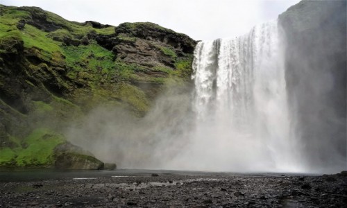 Zdjcie ISLANDIA / poudnie wyspy / pod wodospadem / Najpikniejsze wodospady Islandii: welon Skogafoss