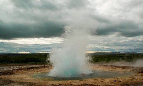 Zdjecie ISLANDIA / Poudnie wyspy /  Dolina geotermalna Haukadalur. / GEJZER STROKKUR