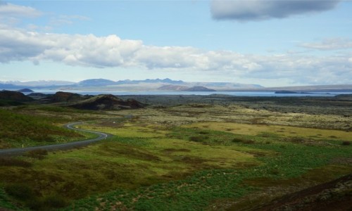 Zdjęcie ISLANDIA / Reykjavik / Lyngdalsheidi / Do jeziora