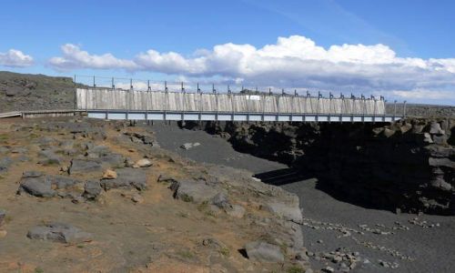 Zdjęcie ISLANDIA / Pd. Zach. Islandia / Okolice Hafnir - Most Leifura Erikssona nad rozpadliną między płytami kontynentalnymi Euro / Most Leifura Erikssona