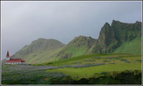 Zdjecie ISLANDIA / Islandia poludiowa / Kolo miejscowosci Vik / Samotny kosciol