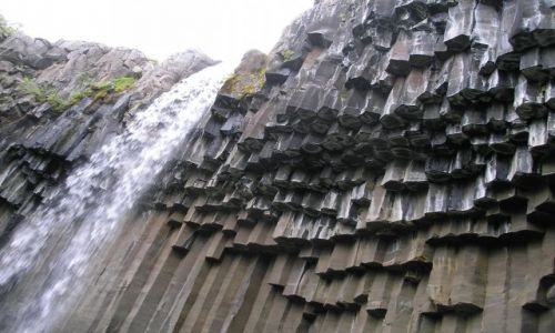Zdjecie ISLANDIA / poludnie / przy jedynce / niby zwykla spadajaca woda